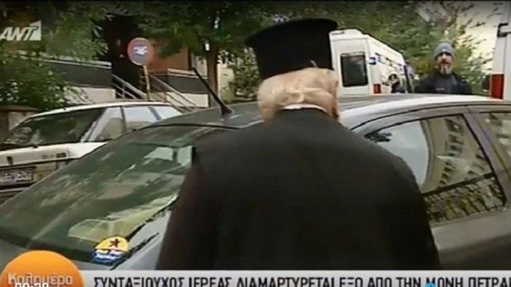 Διαμαρτυρία ιερέα στη Μονή Πετράκη – Καμία συμφωνία με τους άθεους – Bίντεο